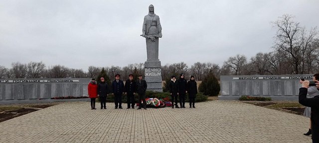 22 января у мемориала ВЕЧНО ЖИВЫМ прошел митинг, посвященный 80 годовщине освобождения города Сальска и Сальского района от немецко-фашистских захватчиков.